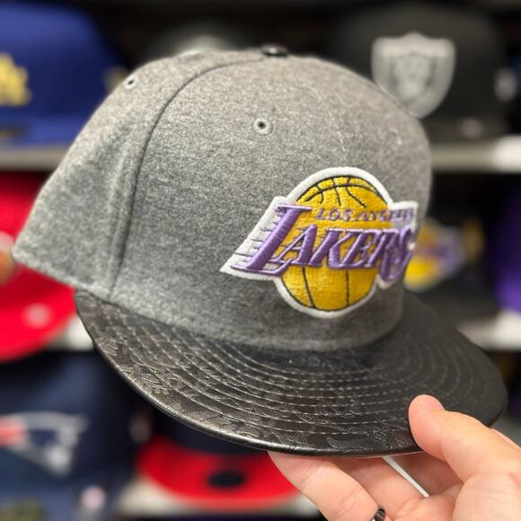 New Era Los Angeles Lakers 'Leather Brim' Gray/Black 9FIFTY Buckle Strap - Picture 1 of 4